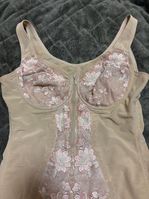 タンス整理品 衣類 おまとめOK ホームクリーニング済み おっきいサイズボディスーツ 花柄 C95EL < 女性ファッション  タンス整理品 衣類 おまとめOK ホームクリーニング済み おっきいサイズボディスーツ 花柄 C95EL < 女性ファッションの