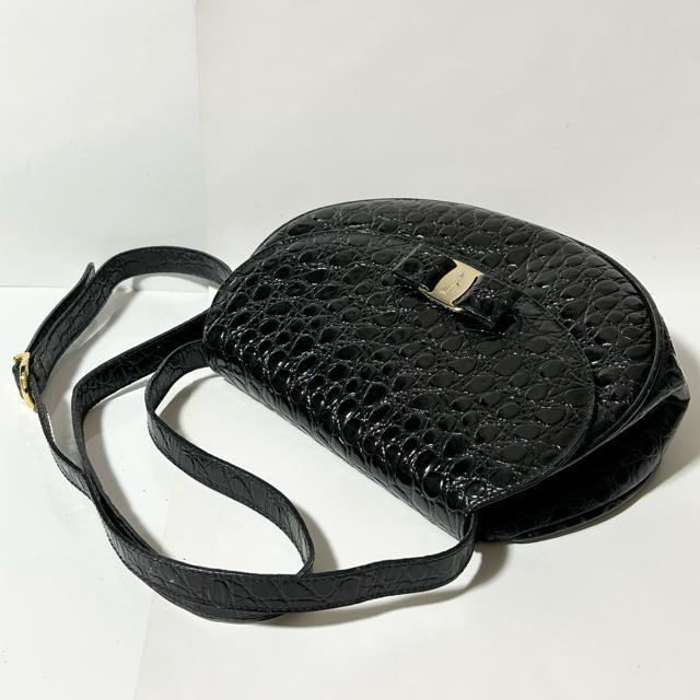 Salvatore Ferragamo フェラガモ ヴァラリボン クロコダイル 型押し レザー ショルダーバッグ ブラック G金具 < ブランド Salvatore Ferragamo フェラガモ ヴァラリボン クロコダイル 型押し レザー ショルダーバッグ ブラック G金具 < ブランドの
