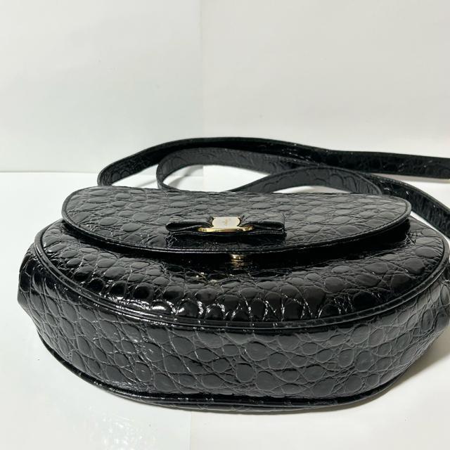 Salvatore Ferragamo フェラガモ ヴァラリボン クロコダイル 型押し レザー ショルダーバッグ ブラック G金具 < ブランド Salvatore Ferragamo フェラガモ ヴァラリボン クロコダイル 型押し レザー ショルダーバッグ ブラック G金具 < ブランドの