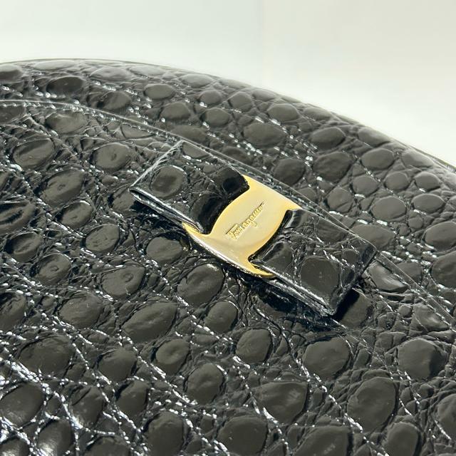 Salvatore Ferragamo フェラガモ ヴァラリボン クロコダイル 型押し レザー ショルダーバッグ ブラック G金具 < ブランド Salvatore Ferragamo フェラガモ ヴァラリボン クロコダイル 型押し レザー ショルダーバッグ ブラック G金具 < ブランドの