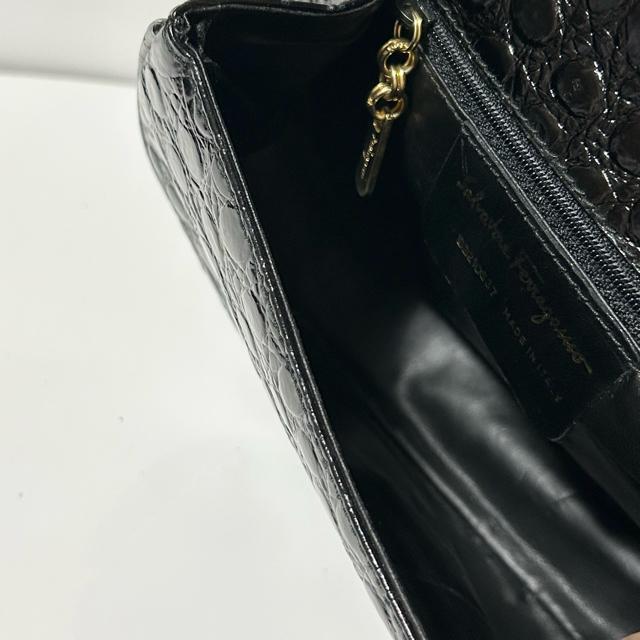 Salvatore Ferragamo フェラガモ ヴァラリボン クロコダイル 型押し レザー ショルダーバッグ ブラック G金具 < ブランド Salvatore Ferragamo フェラガモ ヴァラリボン クロコダイル 型押し レザー ショルダーバッグ ブラック G金具 < ブランドの