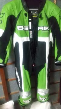 �x���b�N���[�V���O�X�[�c�ł��B