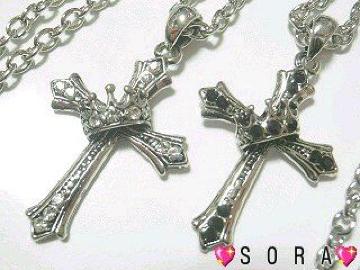 LOVE czダイヤ付 クロス×王冠 ペアネックレスセット 巾着付