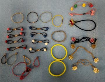 昭和のヘアゴム多数 リボン・帽子・花・ビーズ・ボンボン・多色ビーズ