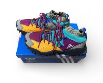 ��adidas �A�E�g�h�A �n�C�J�b�g�V���[�Y �}���`�J���[��