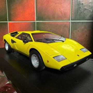 ��Ŗ��W���i ���� 1/18 �����{���M�[�j �J�E���^�b�N LP400 �C�G���[