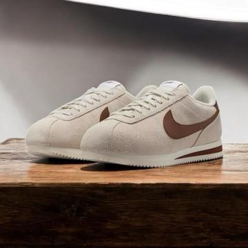 ��NIKE �R���e�b�c��