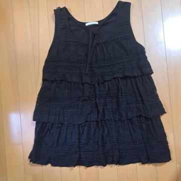 段々フリルのノースリーブ