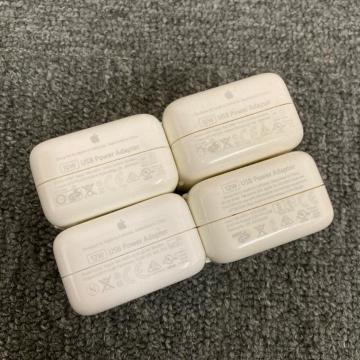 ���� ���� Apple �A�b�v�� AC�A�_�v�^ �[�d�� 4�Z�b�g