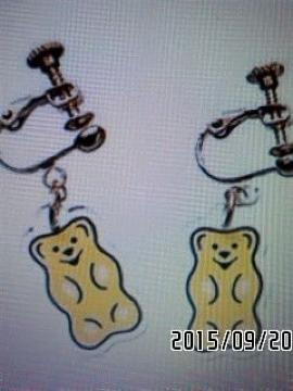 HARIBO・ベアグミ風プレートチャームイヤリング。イエロー