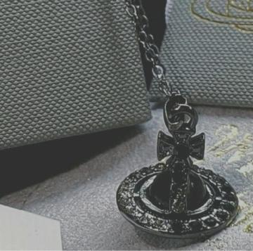 ���B���B�A�� Vivienne Westwood �I�[�u �l�b�N���X �� ���C�� �X�g�[�� �T�^�[��