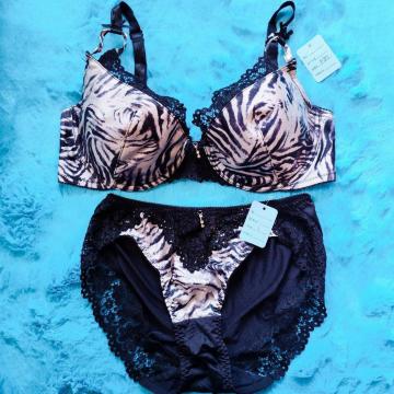 エロcool.。。F80×LLツルツルサテン。キラキラストーン付ぼかしゼブラ柄ブラジャー&ショーツセット。。グラマー大きいサイズ