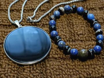 ��_���ł��B���͂Ȗ������p���[�Q�_�@�l�b�N���X�ƃu���X�̃Z�b�g�ł��B�u���E�́v