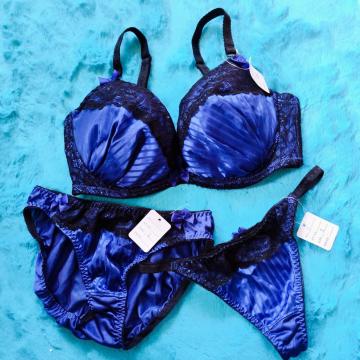 激Sexy。。。F80×L。。サテン調ストライプ柄ブラジャー&ショーツ3点セット。。。Tバック。大きいサイズグラマー