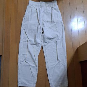 オフホワイトのパンツ