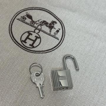 HERMES �J�f�i �p�h���b�N �L�[ �싞�� �� �G�����X