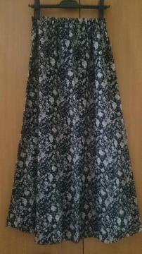 新品タグ付き☆花柄ロングフレアスカート★モノトーン☆
