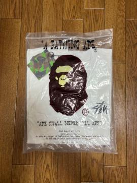 A BATHING APE �~ STUSSY �R���{���[�V���� T�V���c �z���C�g �V�i���J��