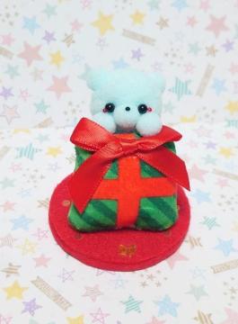 ハンドメイド♪ポンポンマスコット『くまちゃんからのプレゼント』パステルブルー