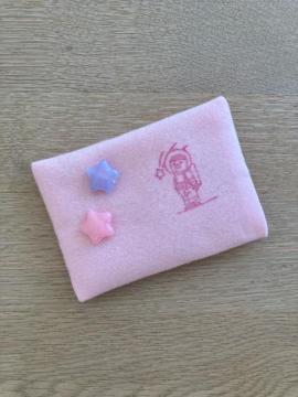 �n���h���C�h���ӂ�����|�P�b�g�e�B�b�V���P�[�X