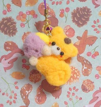 ハンドメイド♪ポンポンマスコット『秋の味覚抱きつきリスさん』芋