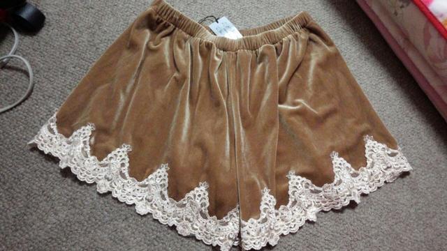 ゴールドベージュショートパンツベロア調アイボリーラメレースM < 女性ファッション  ゴールドベージュショートパンツベロア調アイボリーラメレースM  < 女性ファッションの