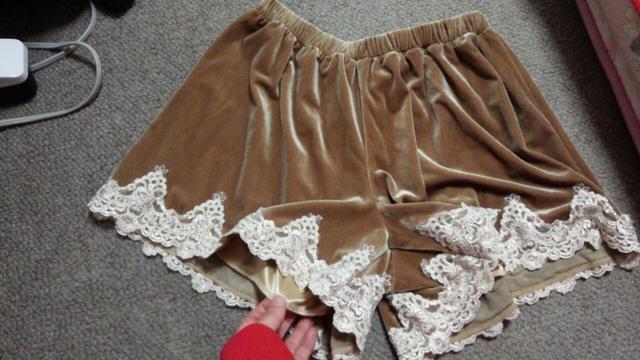 ゴールドベージュショートパンツベロア調アイボリーラメレースM < 女性ファッション  ゴールドベージュショートパンツベロア調アイボリーラメレースM < 女性ファッションの
