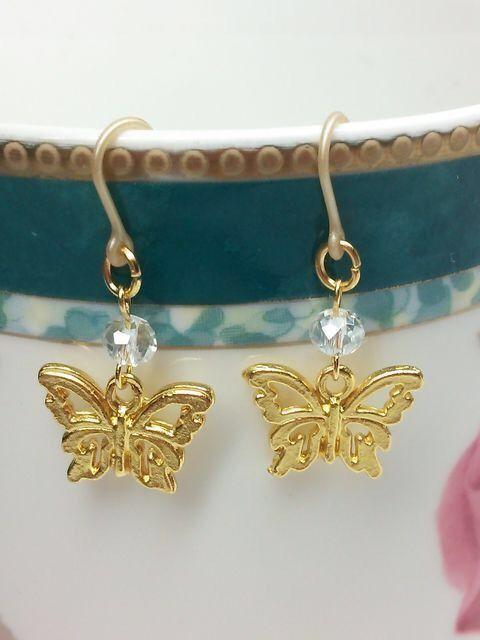 ゴールド蝶々チャームクリスタルスワロ樹脂ピアス☆ < 女性アクセサリー/時計  ゴールド蝶々チャームクリスタルスワロ樹脂ピアス☆  < 女性アクセサリー/時計の