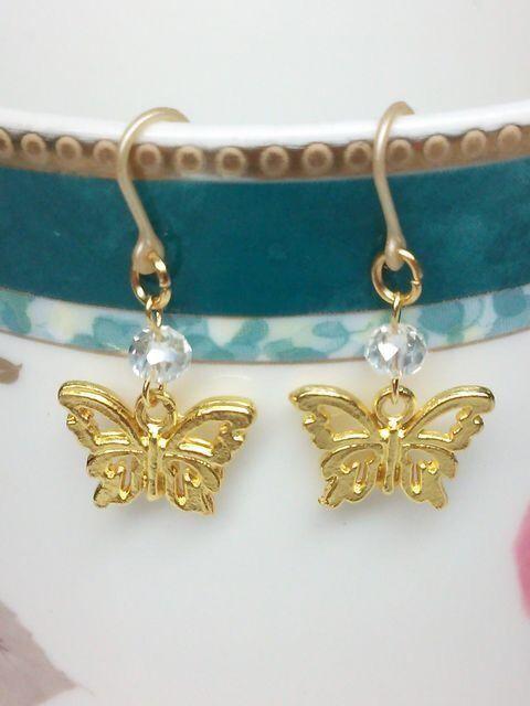 ゴールド蝶々チャームクリスタルスワロ樹脂ピアス☆ < 女性アクセサリー/時計  ゴールド蝶々チャームクリスタルスワロ樹脂ピアス☆ < 女性アクセサリー/時計の