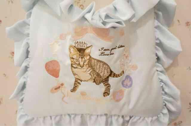 rosemarieseoir・ネコ刺繍サテンフリルトートバッグ。ブルー < ブランド rosemarieseoir・ネコ刺繍サテンフリルトートバッグ。ブルー < ブランドの