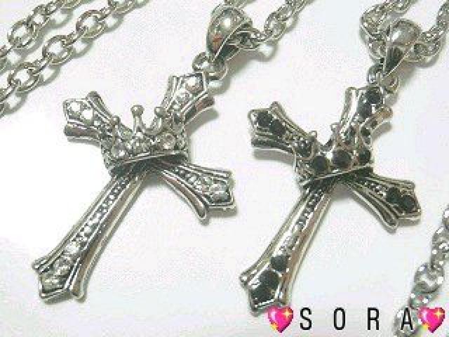 LOVE czダイヤ付 クロス×王冠 ペアネックレスセット 巾着付 < 女性アクセサリー/時計 LOVE czダイヤ付 クロス×王冠 ペアネックレスセット 巾着付 < 女性アクセサリー/時計の