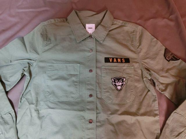 【VANS】ロゴ虎ワッペン付 アーミー風 ロングシャツUS S < 女性ファッション  【VANS】ロゴ虎ワッペン付 アーミー風 ロングシャツUS S  < 女性ファッションの