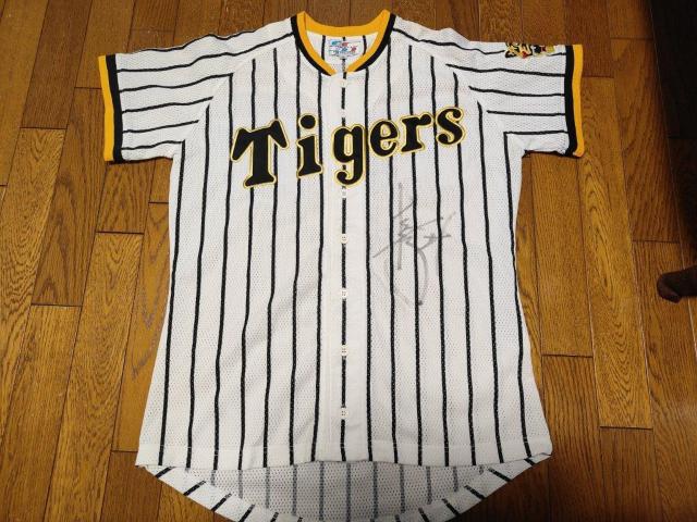 阪神 Tigers 阪神タイガース 桧山選手 レプリカ 復刻 ユニフォーム サイン入り M < レジャー/スポーツ  阪神 Tigers 阪神タイガース 桧山選手 レプリカ 復刻 ユニフォーム サイン入り M  < レジャー/スポーツの
