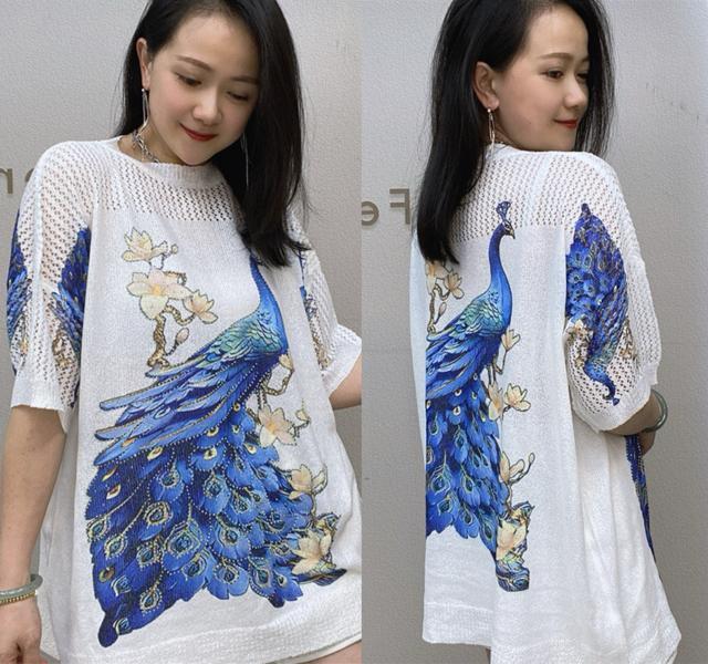 麻混素材 ニットカットソー  キラキララインストーン付き 孔雀柄 ホワイト 大きいサイズ < 女性ファッション  麻混素材 ニットカットソー  キラキララインストーン付き 孔雀柄 ホワイト 大きいサイズ  < 女性ファッションの