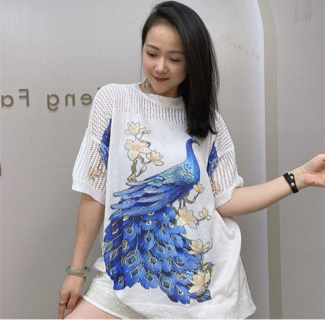 麻混素材 ニットカットソー  キラキララインストーン付き 孔雀柄 ホワイト 大きいサイズ < 女性ファッション  麻混素材 ニットカットソー  キラキララインストーン付き 孔雀柄 ホワイト 大きいサイズ < 女性ファッションの
