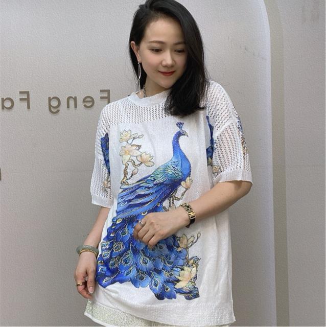 麻混素材 ニットカットソー  キラキララインストーン付き 孔雀柄 ホワイト 大きいサイズ < 女性ファッション  麻混素材 ニットカットソー  キラキララインストーン付き 孔雀柄 ホワイト 大きいサイズ < 女性ファッションの