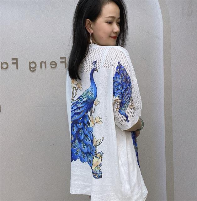 麻混素材 ニットカットソー  キラキララインストーン付き 孔雀柄 ホワイト 大きいサイズ < 女性ファッション  麻混素材 ニットカットソー  キラキララインストーン付き 孔雀柄 ホワイト 大きいサイズ < 女性ファッションの