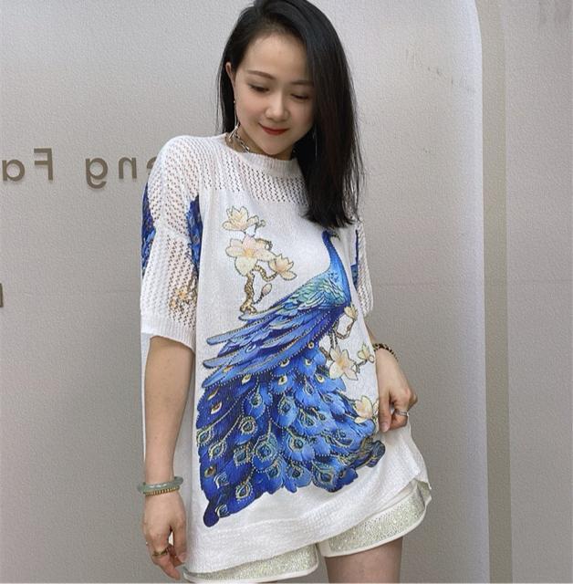 麻混素材 ニットカットソー  キラキララインストーン付き 孔雀柄 ホワイト 大きいサイズ < 女性ファッション  麻混素材 ニットカットソー  キラキララインストーン付き 孔雀柄 ホワイト 大きいサイズ < 女性ファッションの