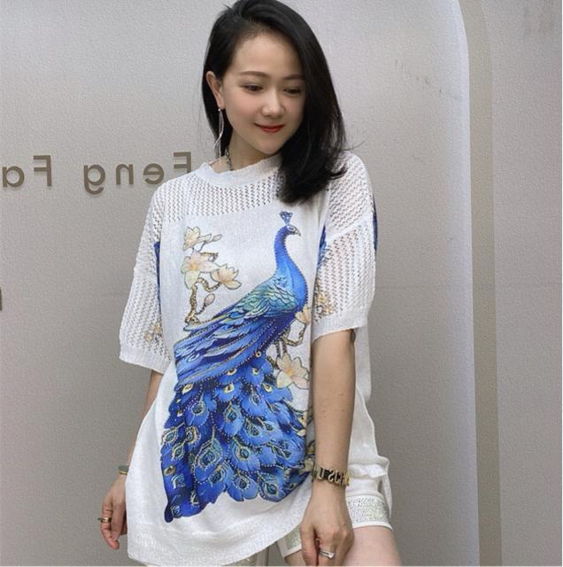 麻混素材 ニットカットソー  キラキララインストーン付き 孔雀柄 ホワイト 大きいサイズ < 女性ファッション  麻混素材 ニットカットソー  キラキララインストーン付き 孔雀柄 ホワイト 大きいサイズ < 女性ファッションの