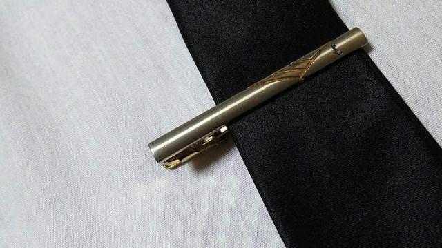 正規レア イヴサンローラン YSL コンビカラー yエンブレムラインネクタイピン ゴールド×シルバー < ブランド  正規レア イヴサンローラン YSL コンビカラー yエンブレムラインネクタイピン ゴールド×シルバー < ブランドの