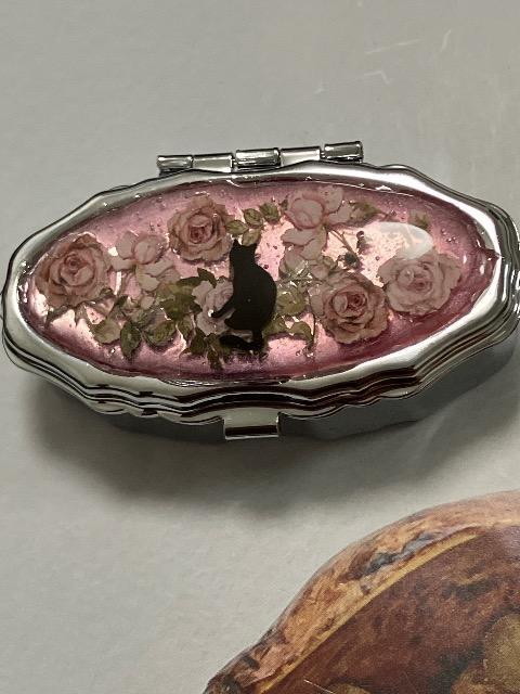 ハンドメイド レジン 薔薇と猫のシルエット ピルケース < 女性ファッション  ハンドメイド レジン 薔薇と猫のシルエット ピルケース  < 女性ファッションの