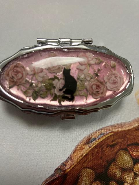 ハンドメイド レジン 薔薇と猫のシルエット ピルケース < 女性ファッション  ハンドメイド レジン 薔薇と猫のシルエット ピルケース < 女性ファッションの
