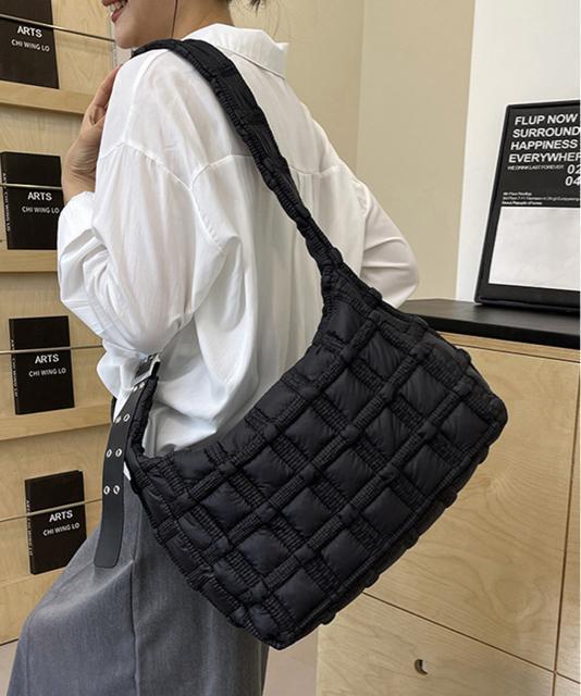 送料無料 新品 キルティングショルダーバッグ大容量軽量鞄 < 女性ファッション  送料無料 新品 キルティングショルダーバッグ大容量軽量鞄 < 女性ファッションの