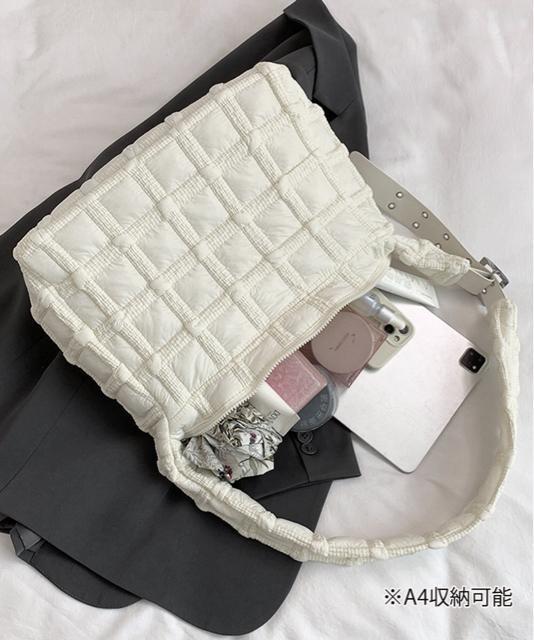 送料無料 新品 キルティングショルダーバッグ大容量軽量鞄 < 女性ファッション  送料無料 新品 キルティングショルダーバッグ大容量軽量鞄 < 女性ファッションの