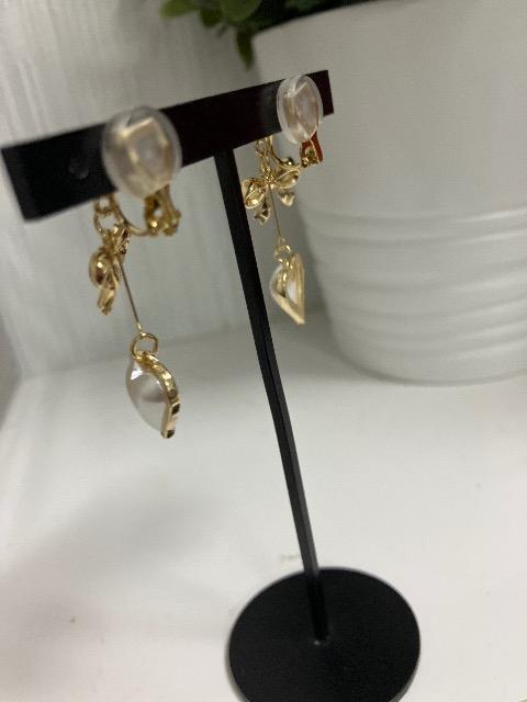 ハンドメイド ハートとリボンのチャームを使用したイヤリング < 女性ファッション  ハンドメイド ハートとリボンのチャームを使用したイヤリング < 女性ファッションの