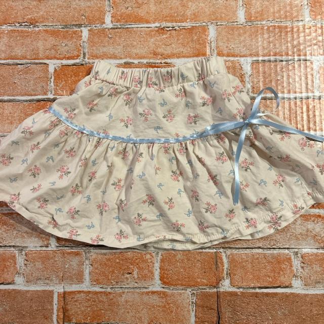 韓国服NiNibello 花柄クリーム色スカート 青リボン付きMサイズ < キッズ/ベビー  韓国服NiNibello 花柄クリーム色スカート 青リボン付きMサイズ  < キッズ/ベビーの