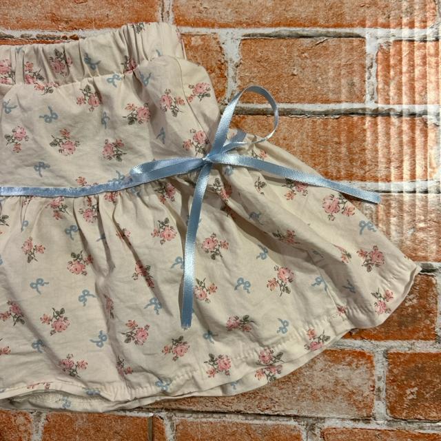 韓国服NiNibello 花柄クリーム色スカート 青リボン付きMサイズ < キッズ/ベビー  韓国服NiNibello 花柄クリーム色スカート 青リボン付きMサイズ < キッズ/ベビーの