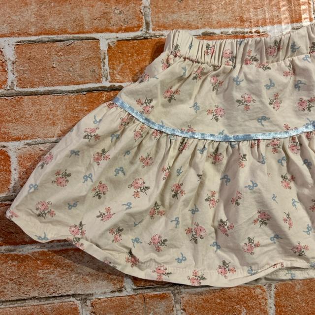 韓国服NiNibello 花柄クリーム色スカート 青リボン付きMサイズ < キッズ/ベビー  韓国服NiNibello 花柄クリーム色スカート 青リボン付きMサイズ < キッズ/ベビーの
