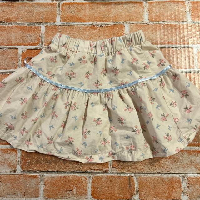 韓国服NiNibello 花柄クリーム色スカート 青リボン付きMサイズ < キッズ/ベビー  韓国服NiNibello 花柄クリーム色スカート 青リボン付きMサイズ < キッズ/ベビーの