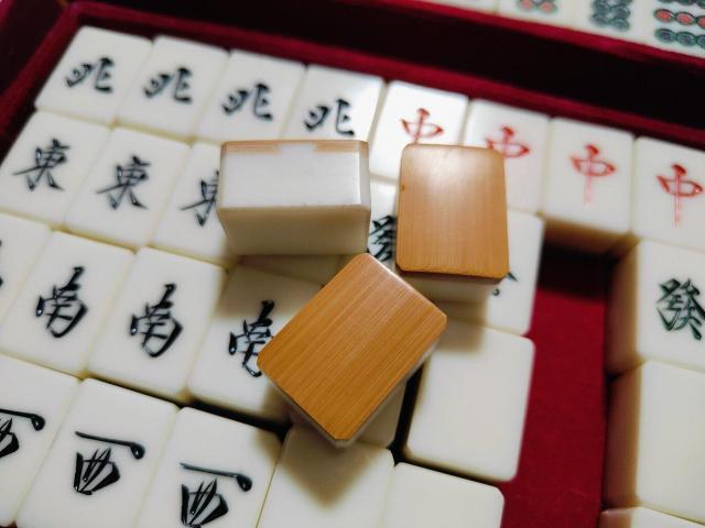 マージャン 麻雀牌 背竹 セット < おもちゃ  マージャン 麻雀牌 背竹 セット < おもちゃの